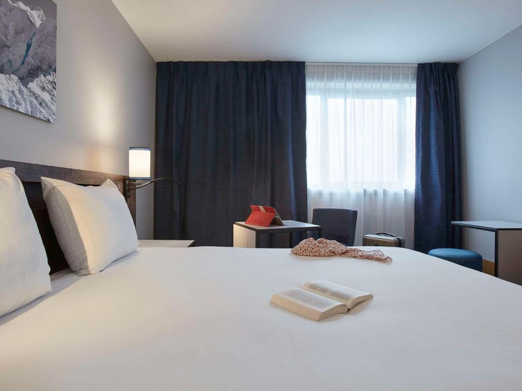 Postel nebo postele na pokoji v ubytování Mercure Paris Roissy CDG