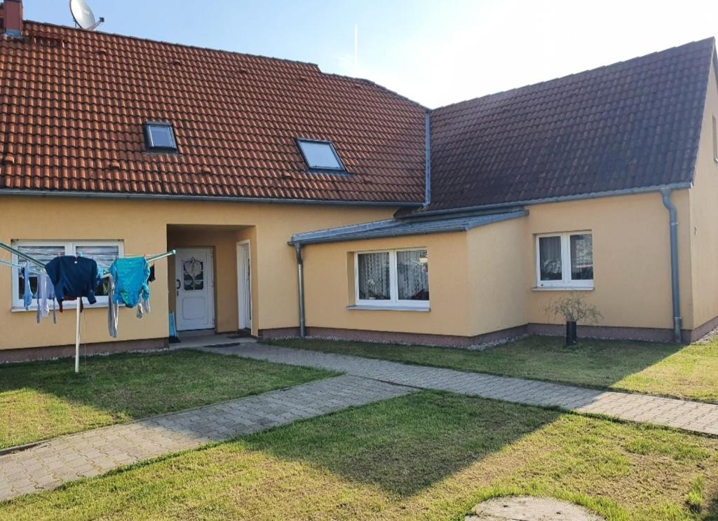 a house with a yard with a house at Ferienwohnung Pension Zwethau in Beilrode