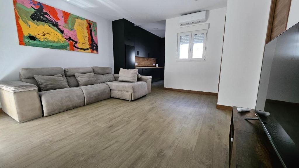a living room with a couch and a chair at Optimus Japón in Coria del Río