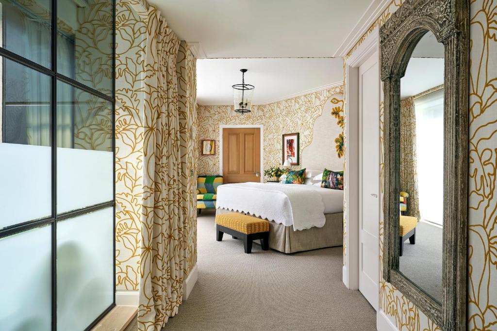 Postel nebo postele na pokoji v ubytování Ham Yard Hotel, Firmdale Hotels