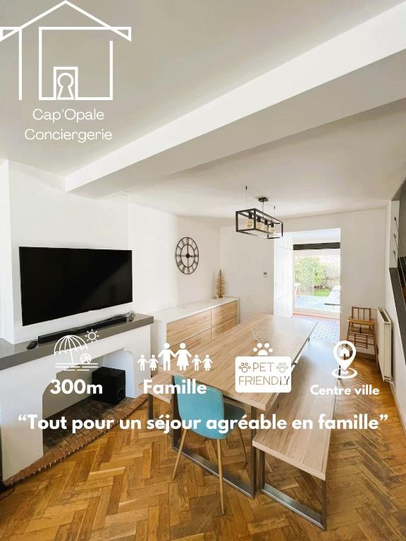 un salon avec une table et une télévision dans l'établissement Villa Ninon Le Touquet, à Le Touquet-Paris-Plage