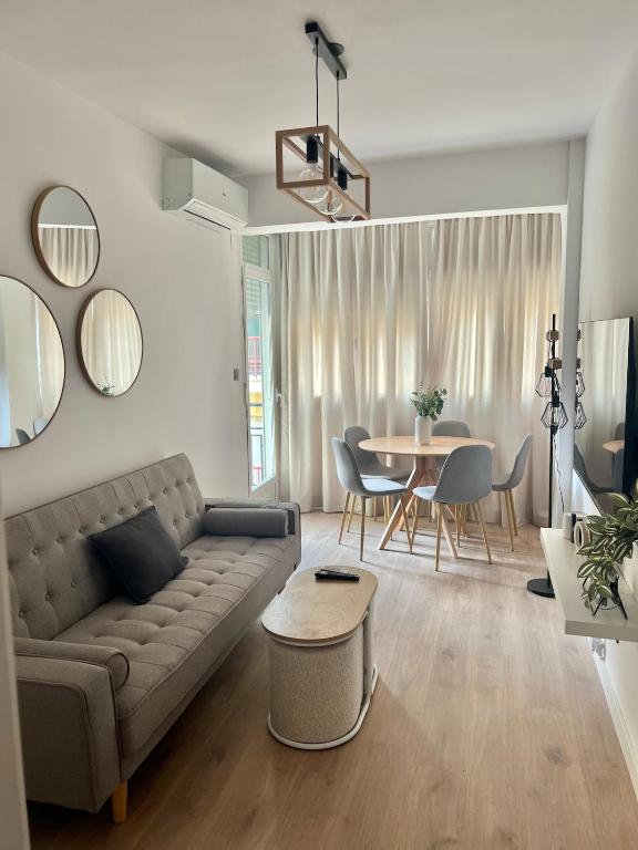 Hotel Callejones de Graná, a living room with a couch and a table at Callejones de Graná in Granada