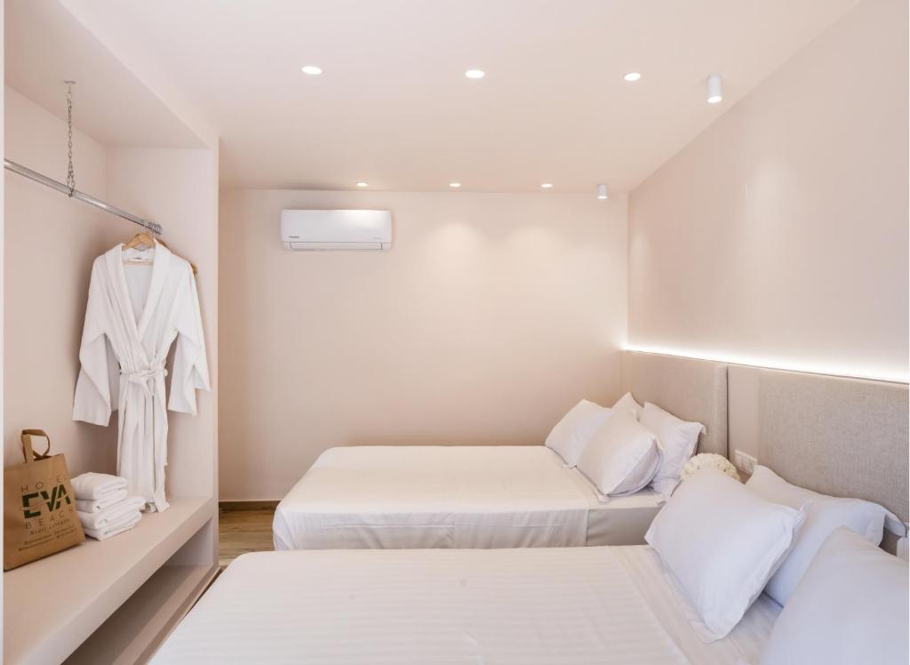 Postel nebo postele na pokoji v ubytování Eva Beach Hotel Lefkada ΙΙ