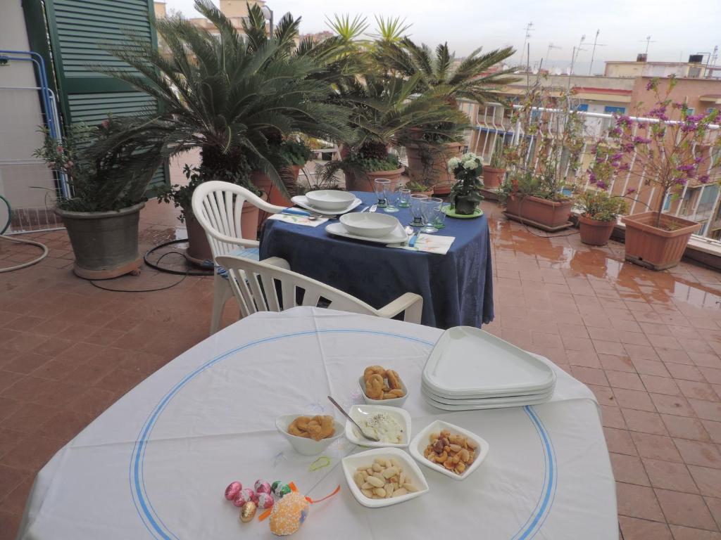 una mesa blanca con platos de comida. en Sinfonia di Napoli, en Nápoles