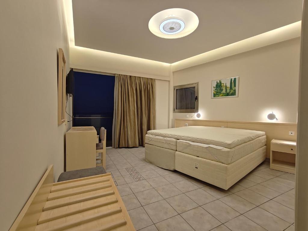 Postel nebo postele na pokoji v ubytování New Aegli Resort Hotel