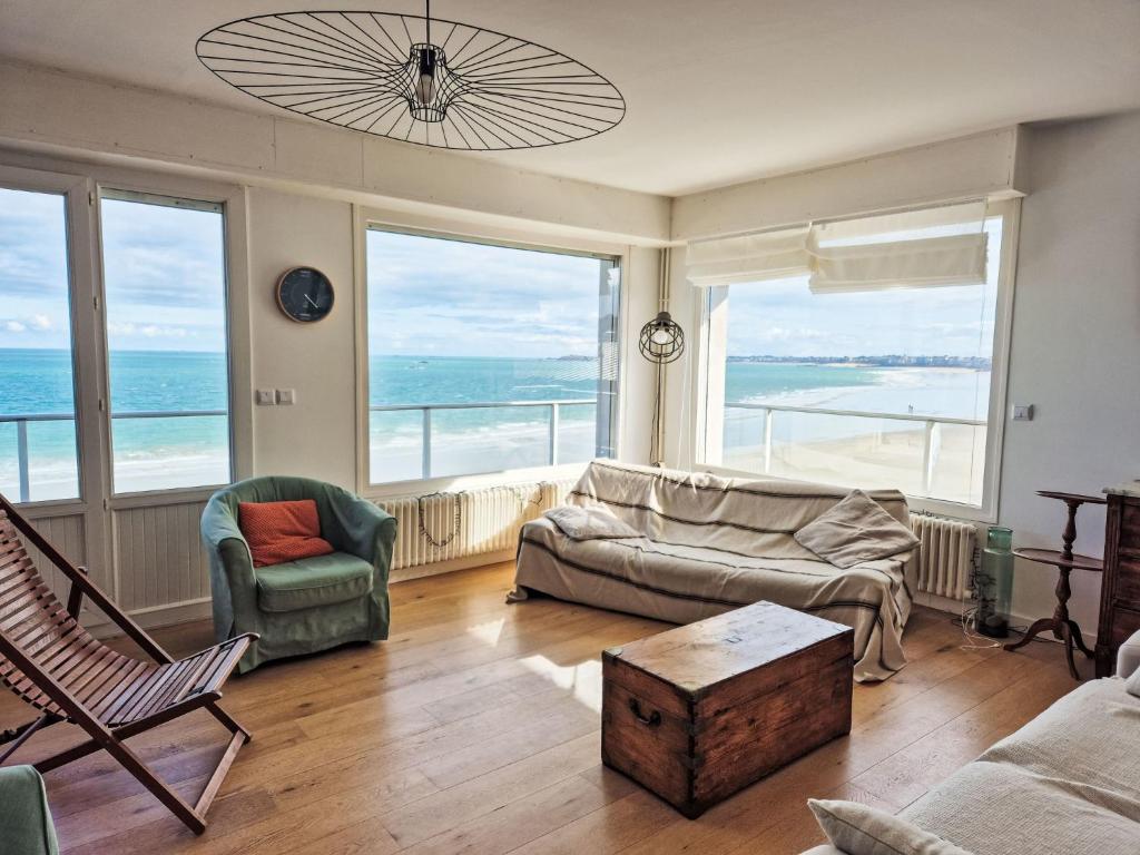 un salon avec vue sur l'océan dans l'établissement Apartment Le Grand Large by Interhome, à Saint-Malo
