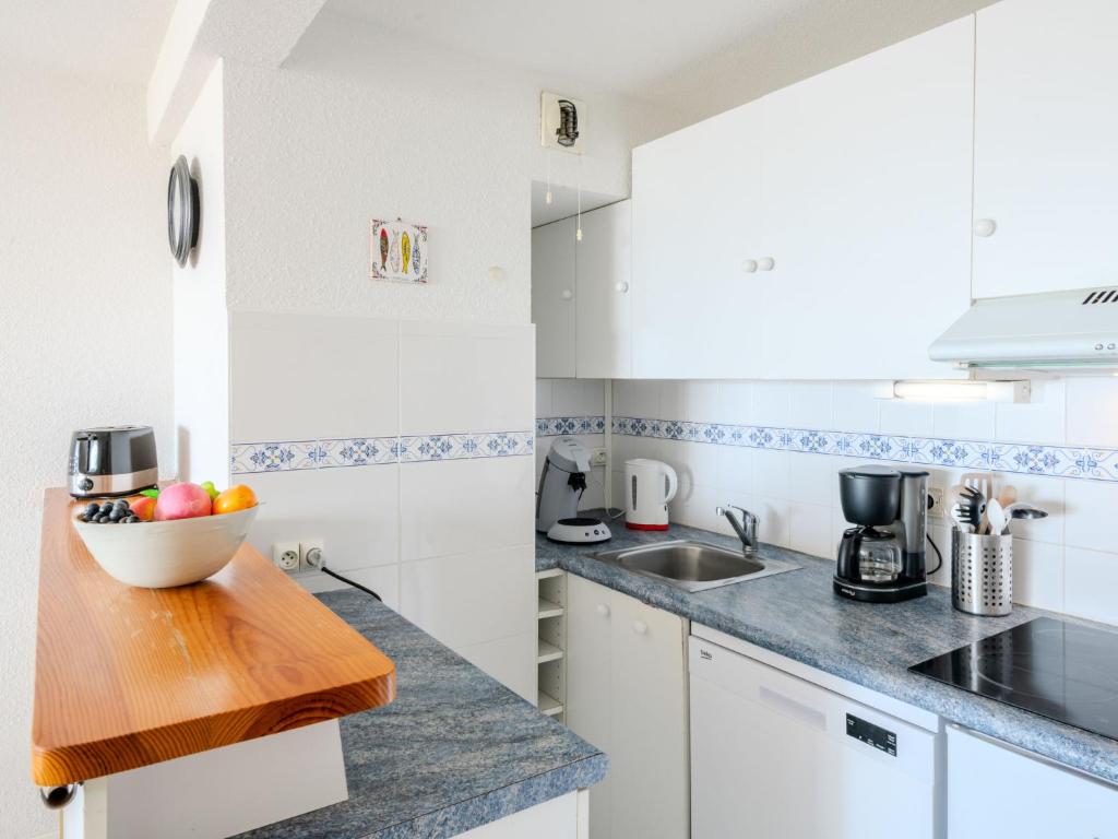 Kuchyň nebo kuchyňský kout v ubytování Apartment Cap Océan-5 by Interhome