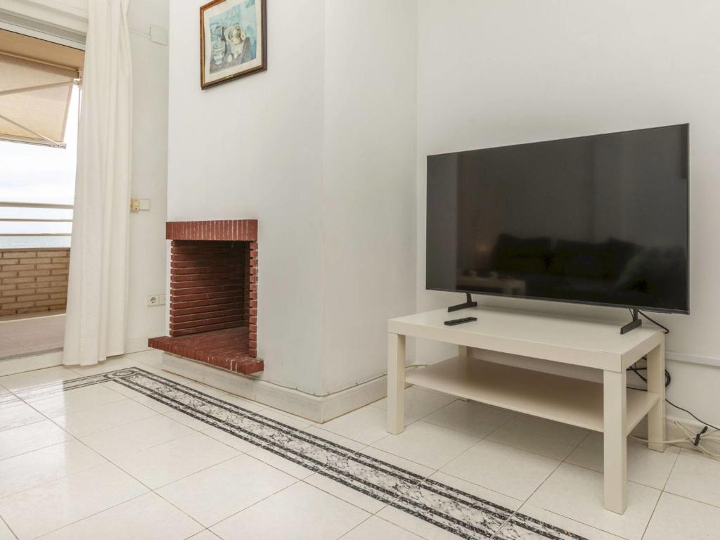 Televízia a/alebo spoločenská miestnosť v ubytovaní Apartment Cala Montero I by Interhome