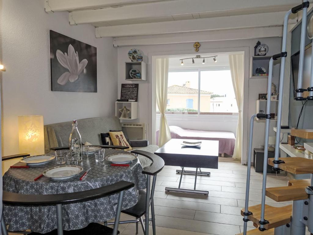 un salon avec une table et une chambre dans l'établissement Apartment La Cadière by Interhome, à Six-Fours-les-Plages