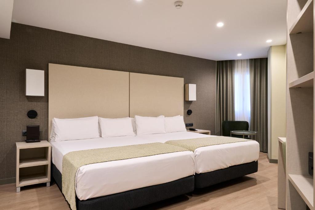 
Family Room (4 People)
