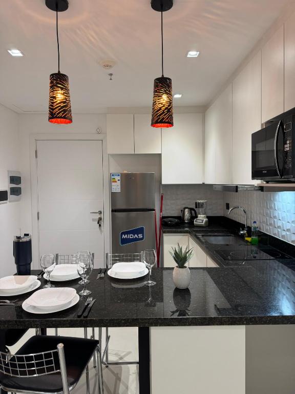 a kitchen with a table with plates and glasses on it at Depto de 2habitaciones, zona centrica in Asuncion