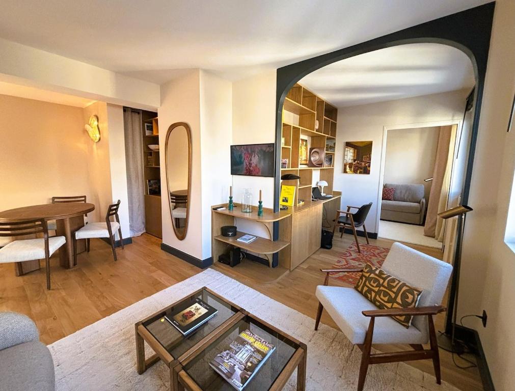 un salon avec un canapé et une table dans l'établissement Paris Centre - Village Daguerre, Montparnasse, à Paris