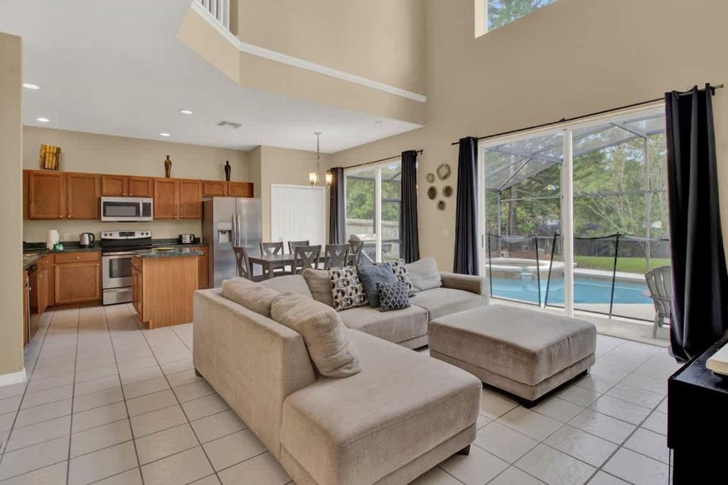 Πισίνα στο ή κοντά στο Orlando Gem - Private Pool and Theater Room