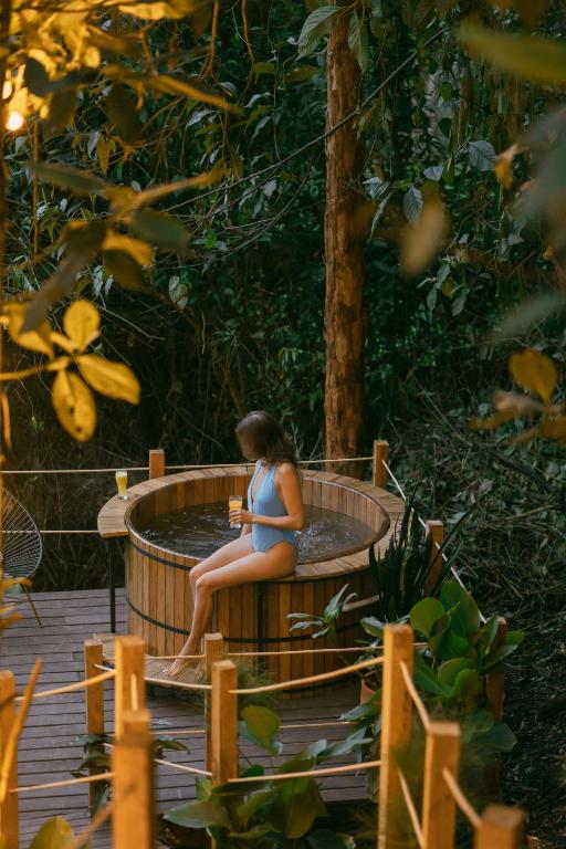サレントにあるGlamping Lumbreの女がホットタブに座っている