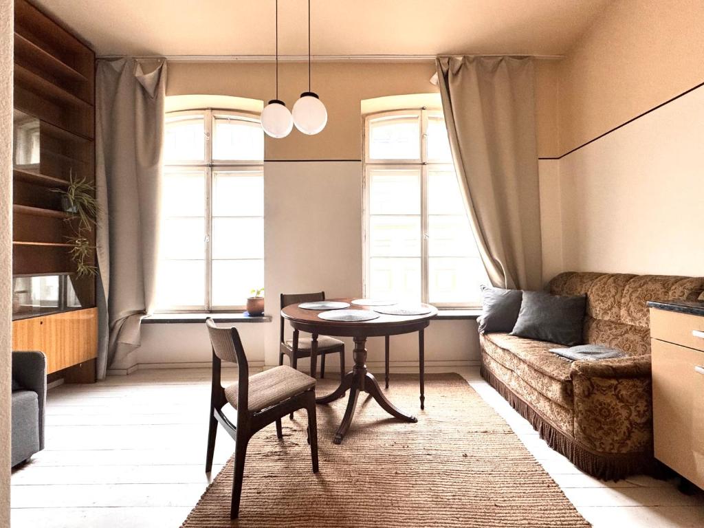 ein Wohnzimmer mit Tisch und Couch in der Unterkunft Big Retro (PRL) Apartment City Center - Old Town in Breslau