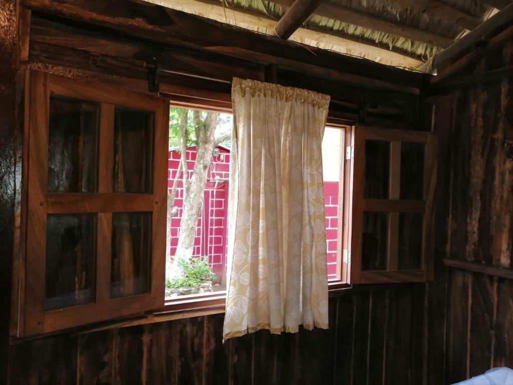 una tenda in una stanza con finestra di Cabaña la envidia a Santa María Huatulco