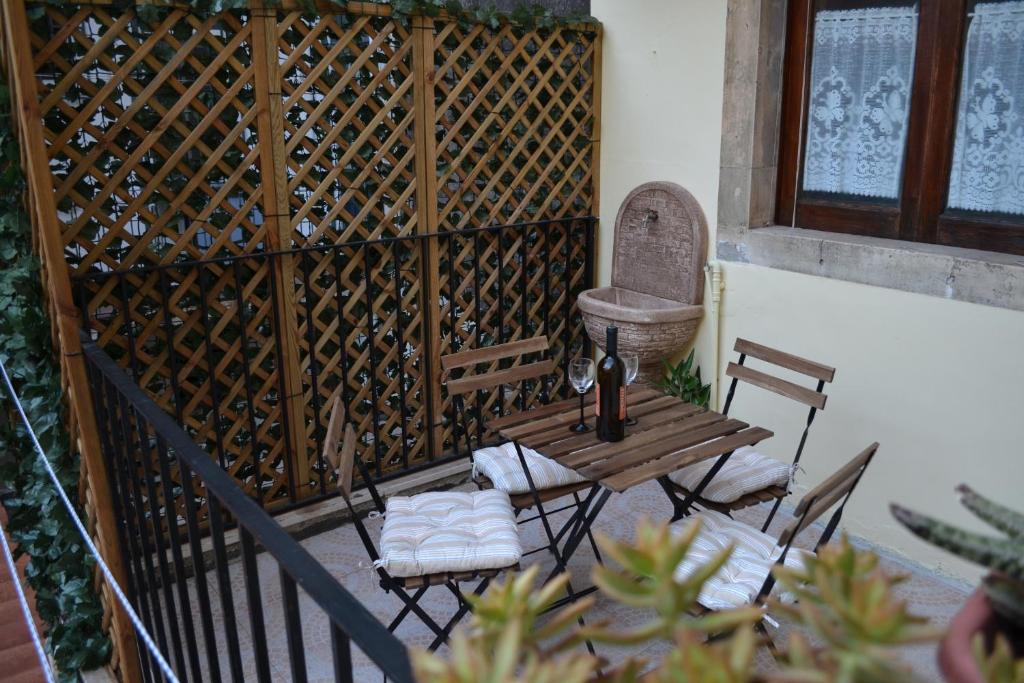 a patio with a table and chairs and a fence at Casa tua a due passi da Ortigia! in Syracuse