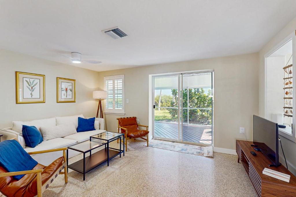 een woonkamer met een bank en een tv bij Lemon Bay Escapade in Englewood