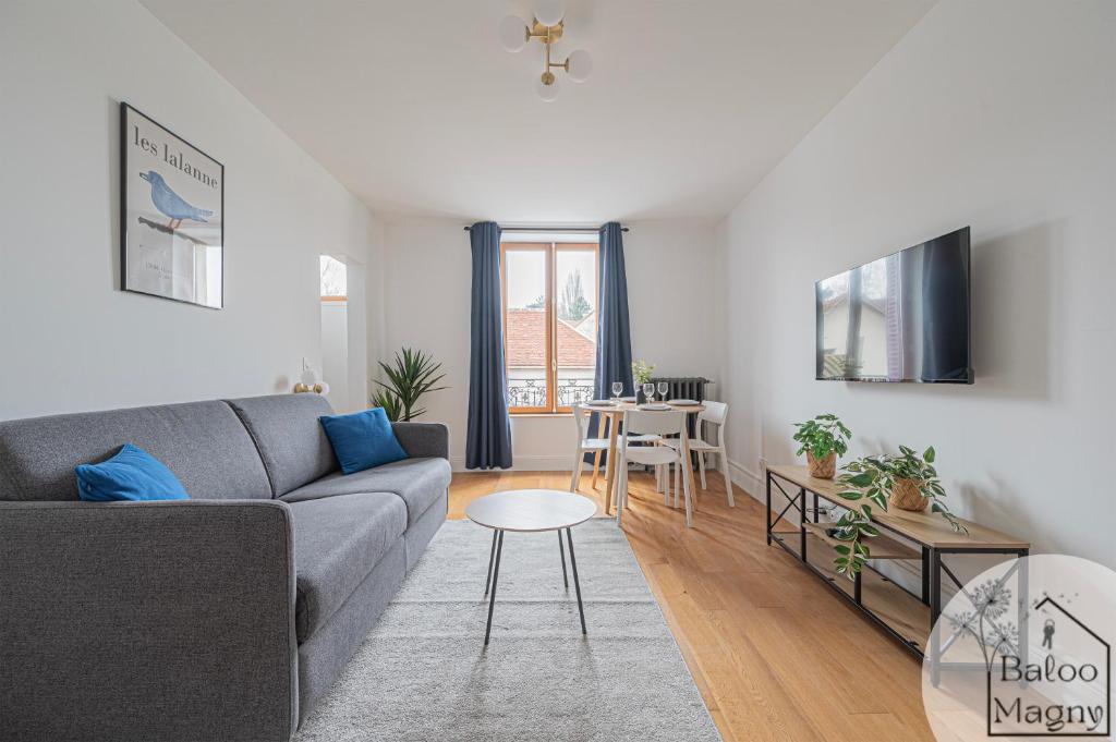 un salon avec un canapé et une table dans l'établissement Buzz à Disneyland Paris, à Magny-le-Hongre