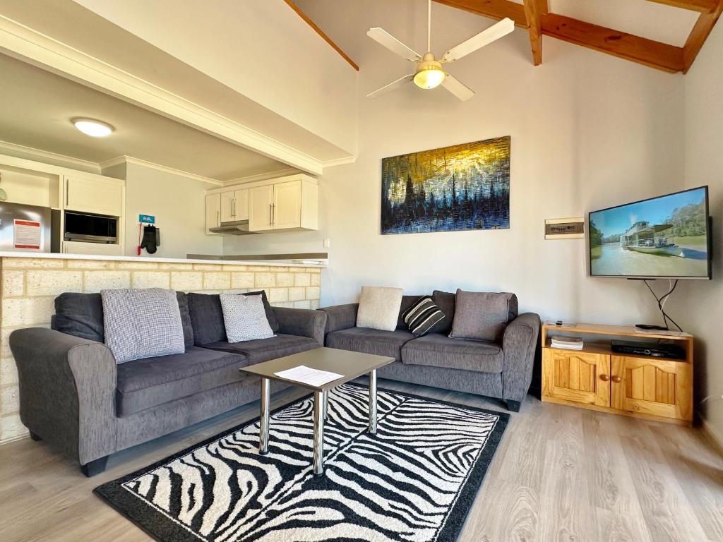 Η κουζίνα ή μικρή κουζίνα στο Blue Ocean Villa 3 - Kalbarri, WA