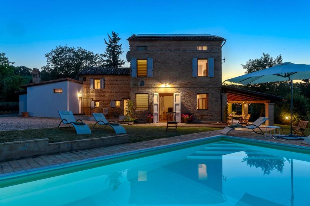 une villa avec piscine devant une maison dans l'établissement Casa Felicita 8 by Marche Holiday Villas, à Macchie