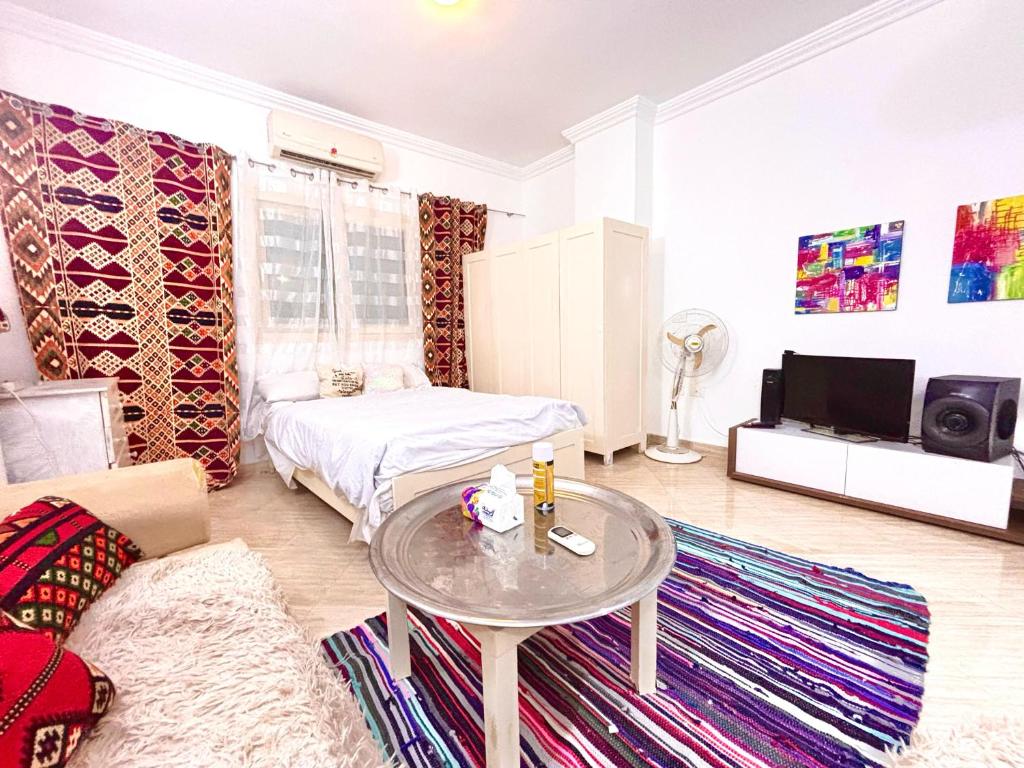 ein Wohnzimmer mit Tisch und Couch in der Unterkunft Boho Oasis Studio Hurghada Red Sea in Hurghada