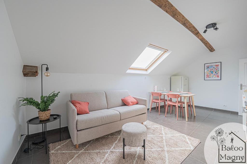 ein Wohnzimmer mit Sofa und Tisch in der Unterkunft Hercule - Séjour héroïque à Disneyland Paris in Magny-le-Hongre