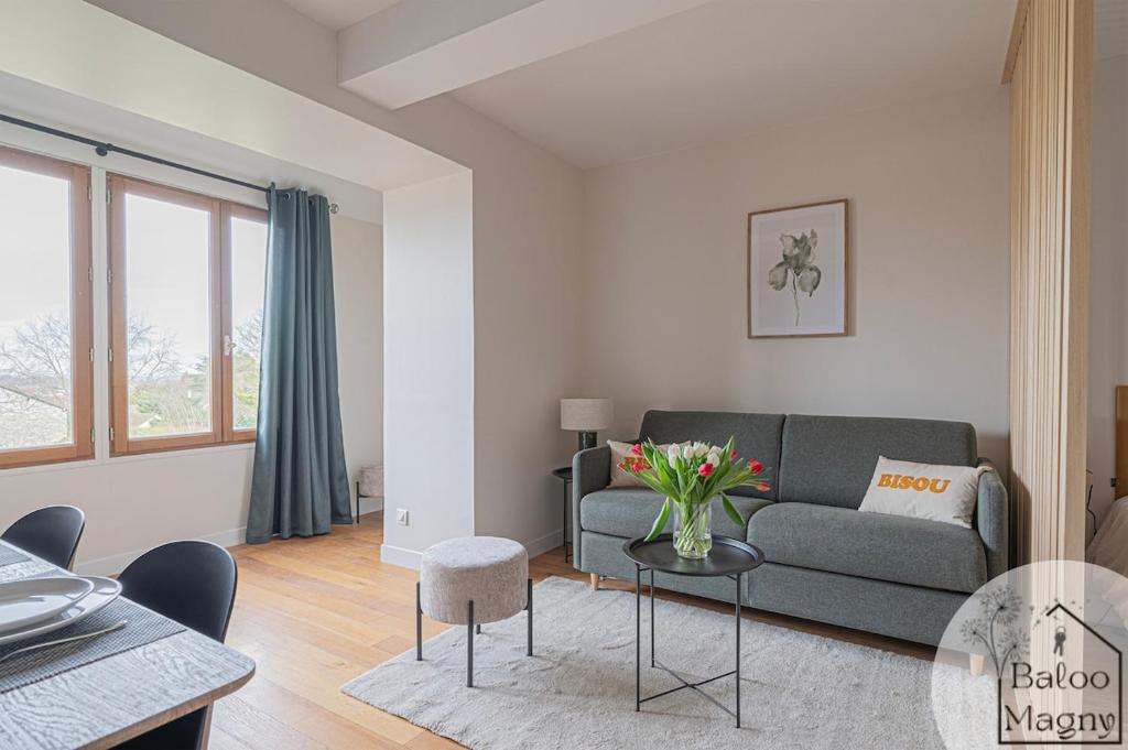 a living room with a couch and a table at Le Refuge de Bagheera à Disneyland in Magny-le-Hongre