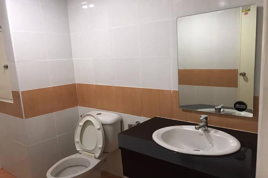 Koupelna v ubytování Praew Mansion
