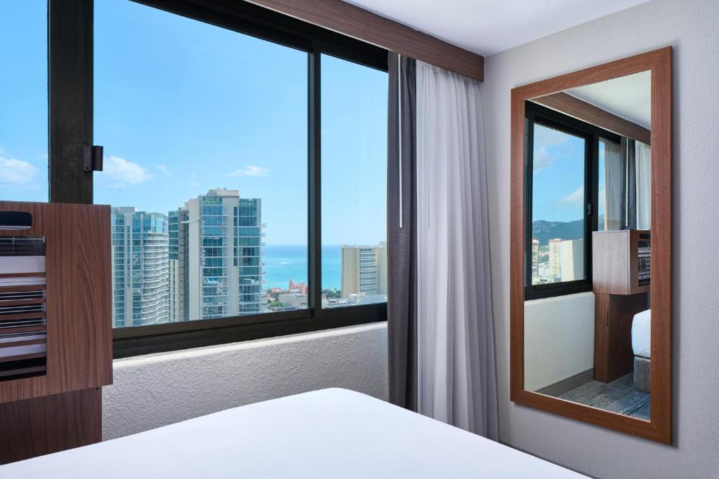 Holiday Inn Express Waikiki, an IHG Hotel - 