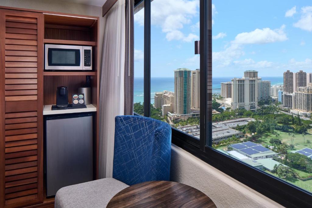 Holiday Inn Express Waikiki, an IHG Hotel - 