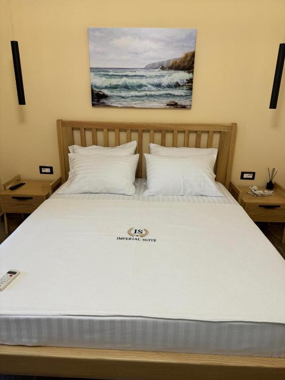 Postel nebo postele na pokoji v ubytování Imperial suite Vlora