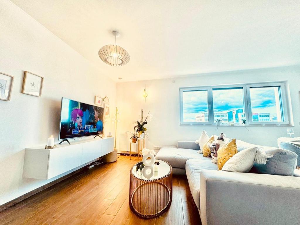 Μια τηλεόραση ή/και κέντρο ψυχαγωγίας στο Cosy 2 bedrooms apartment