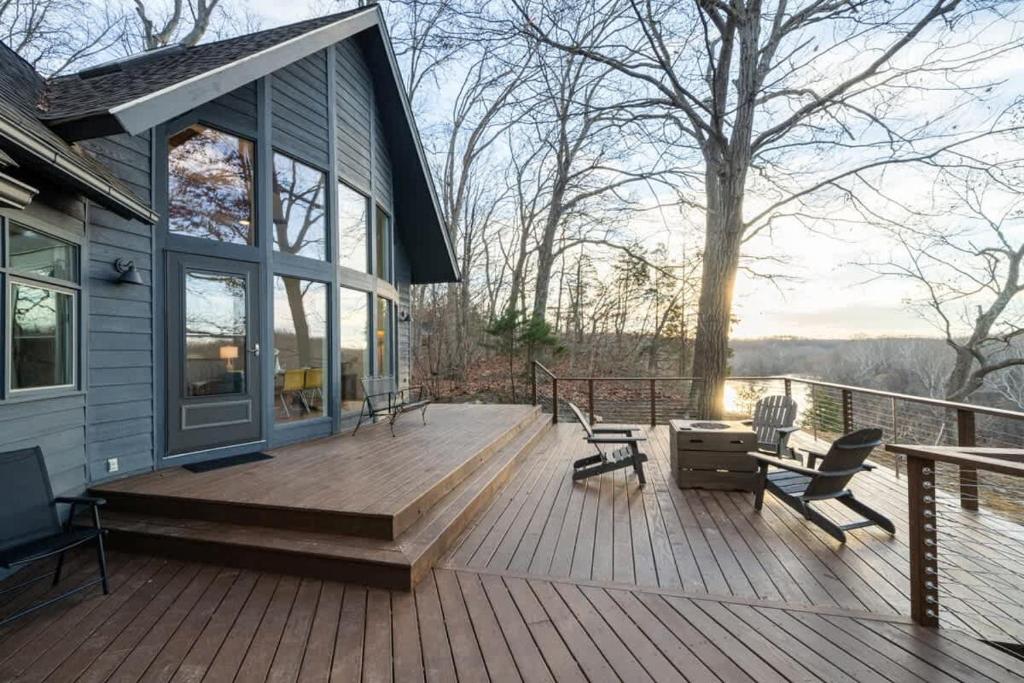 Balkoni atau teres di Exclusive Wooded Chalet w Magnificent River Views