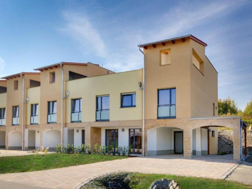 an exterior view of a large house at Luxuriöse Ferienwohnung am Störmthaler See in Großpösna