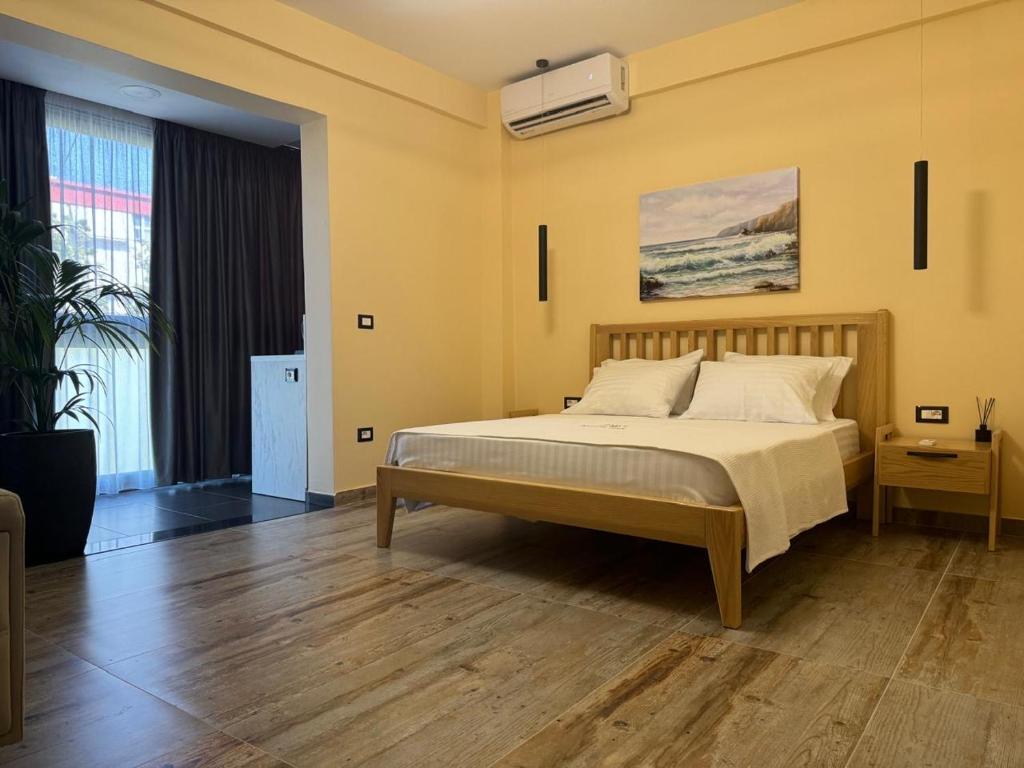 Postel nebo postele na pokoji v ubytování Imperial suite Vlora