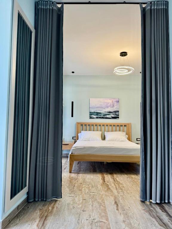 Postel nebo postele na pokoji v ubytování Imperial suite Vlora
