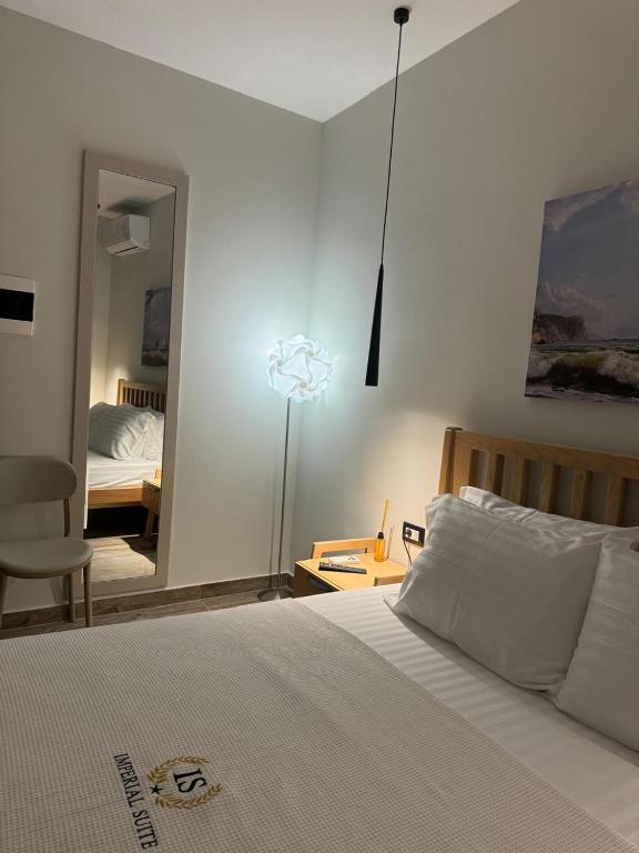 Postel nebo postele na pokoji v ubytování Imperial suite Vlora