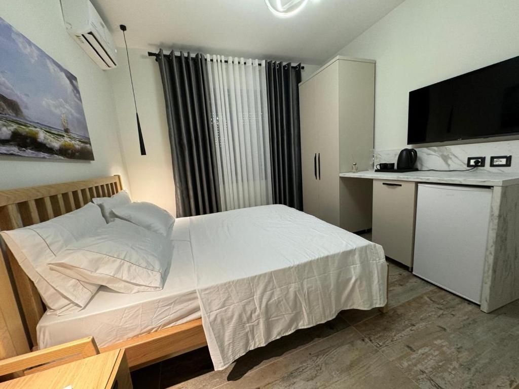 Postel nebo postele na pokoji v ubytování Imperial suite Vlora