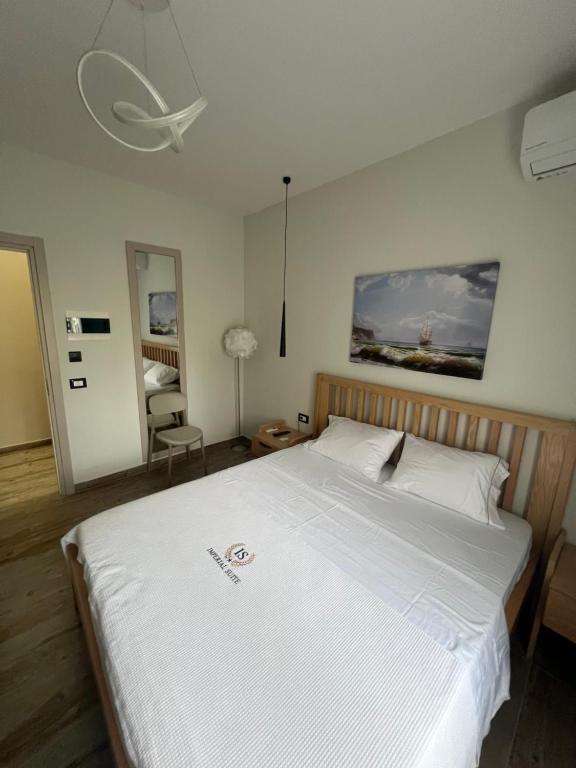 Postel nebo postele na pokoji v ubytování Imperial suite Vlora
