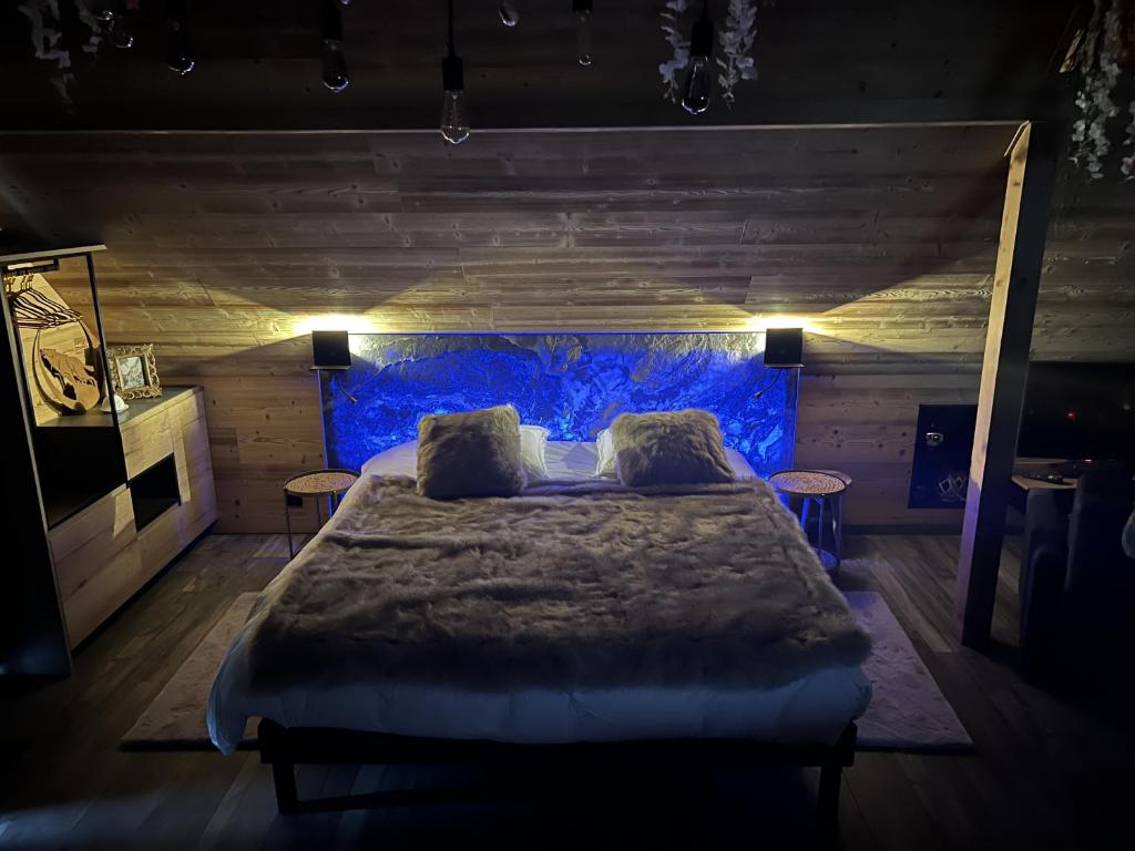 a bedroom with a large bed with a blue headboard at A Casita del Pedro in Rimbachzell