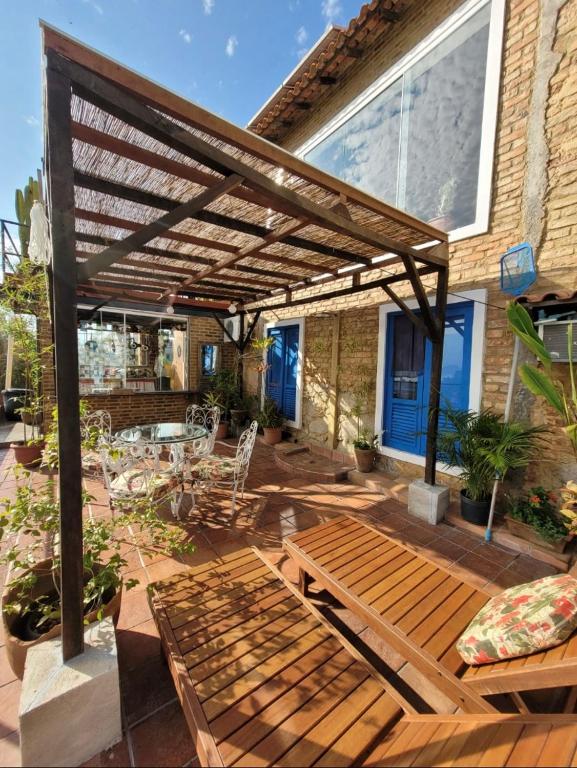 Hotel Casa da Carmen e do Fernando, a wooden pergola on a patio with a table at Casa da Carmen e do Fernando in Rio de Janeiro