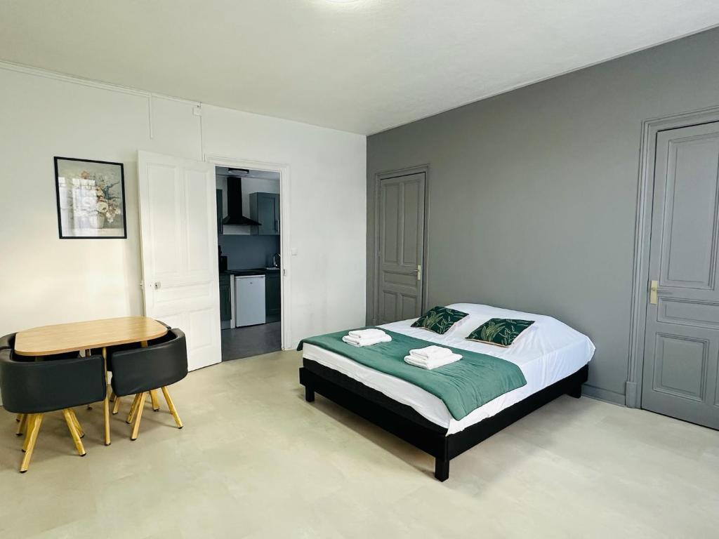 une chambre avec un lit, un bureau et une table dans l'établissement Studio 1 Proche Centre Ville Wifi et Parking Troyes, à Troyes