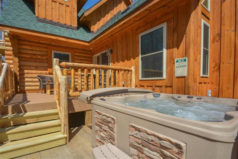 a hot tub on the deck of a cabin at Big Log Lodge in McHenry