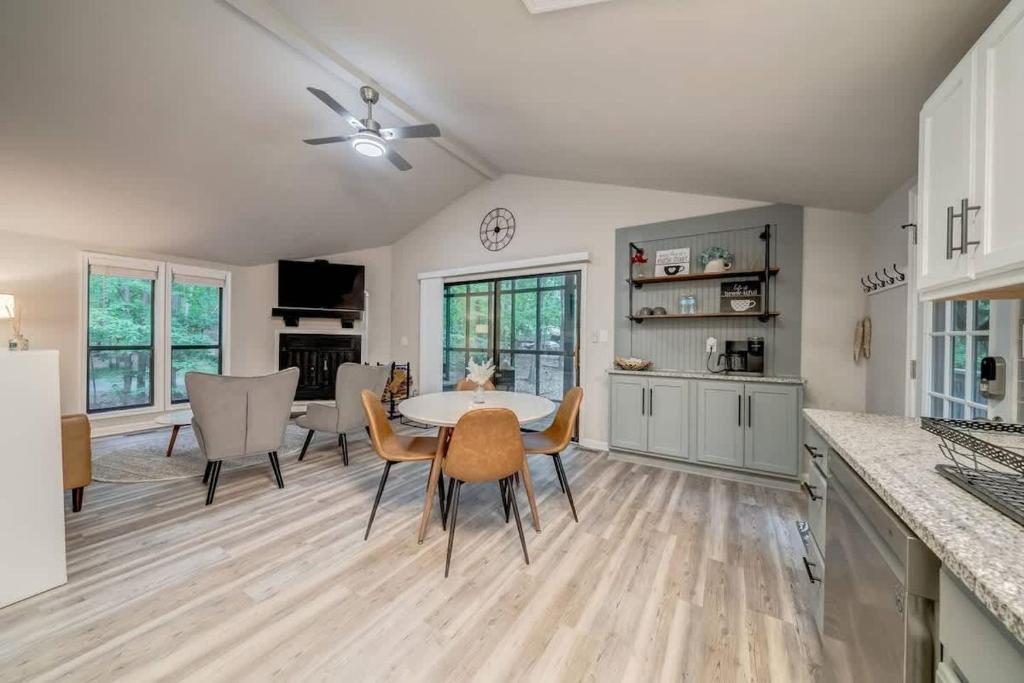 Η κουζίνα ή μικρή κουζίνα στο Stylish Retreat w Fireplace Games & Pool Access