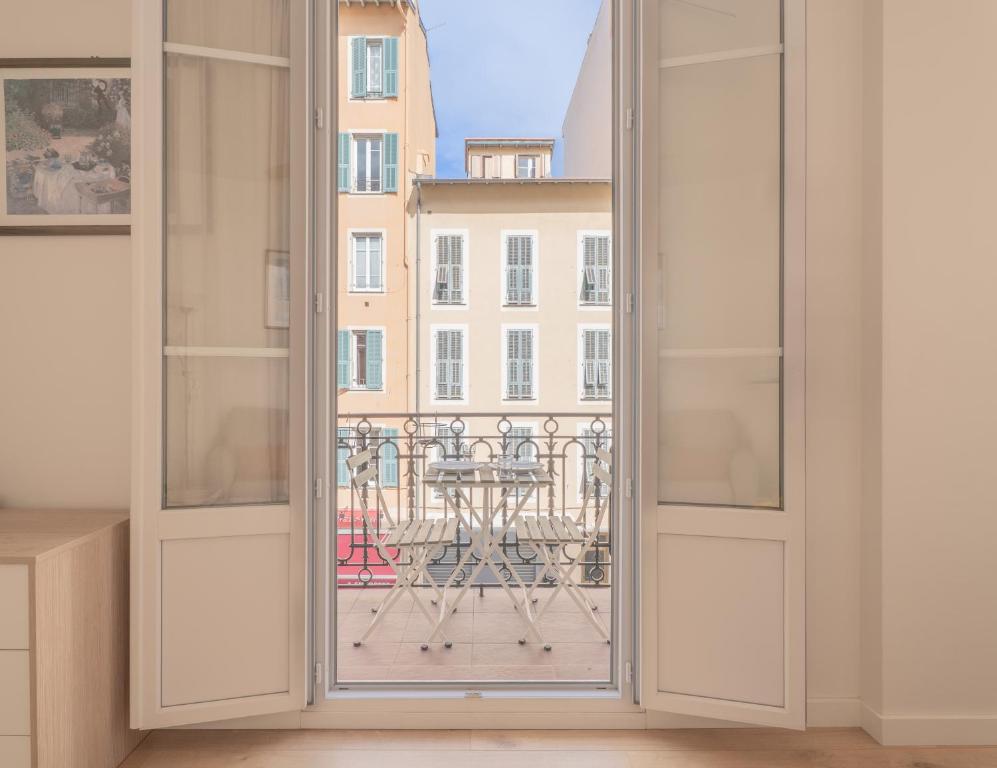 une porte ouverte avec vue sur un balcon dans l'établissement Studio Cosy à Nice, à Nice