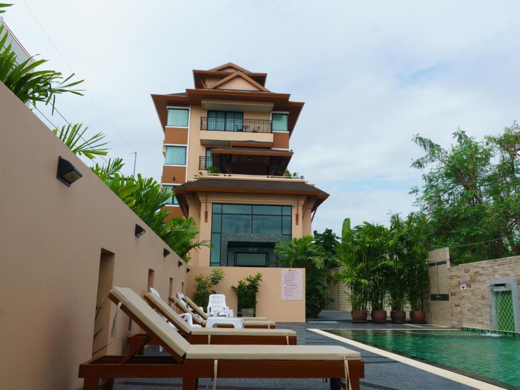 een resort met een zwembad en een gebouw bij VISA Hotel Hua Hin - SHA Plus in Hua Hin