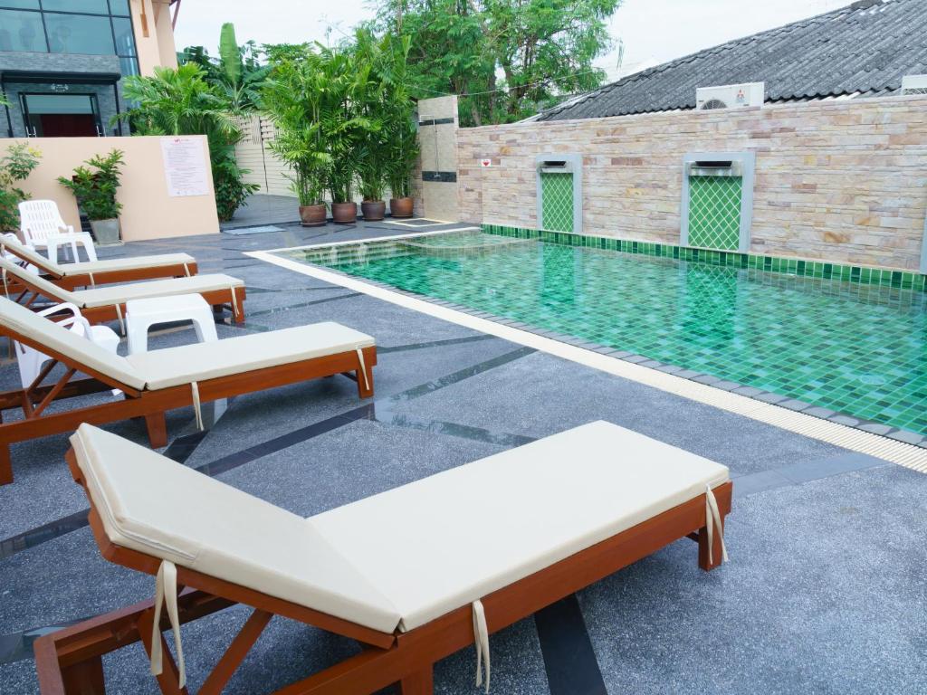 Bazén v ubytování VISA Hotel Hua Hin - SHA Plus nebo v jeho okolí