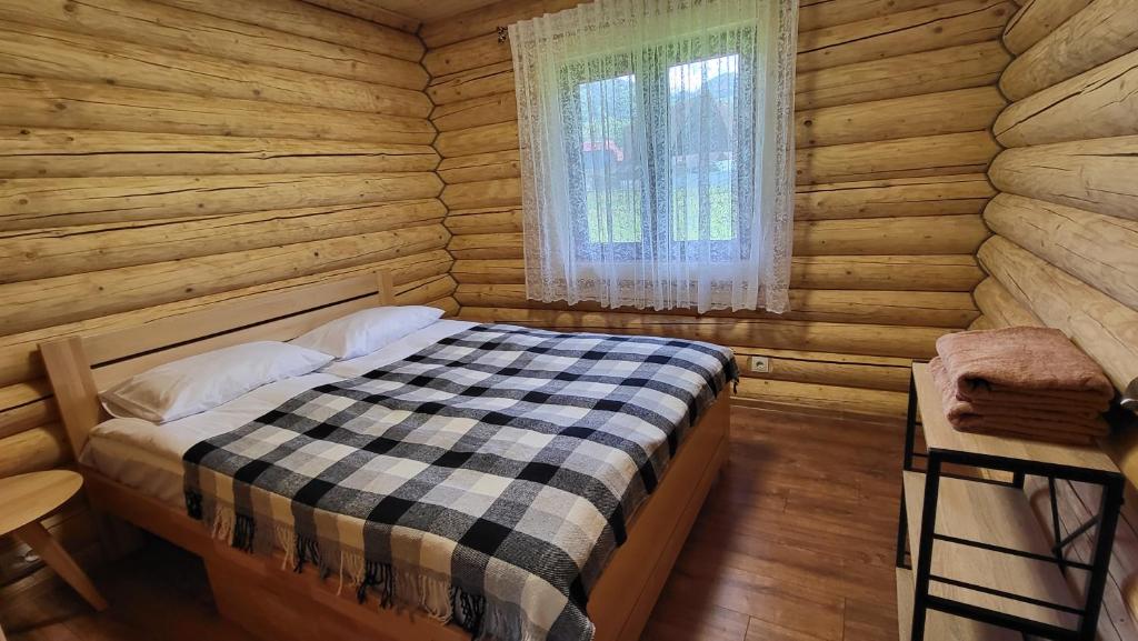 Postel nebo postele na pokoji v ubytování Котеджі Карпати Fest