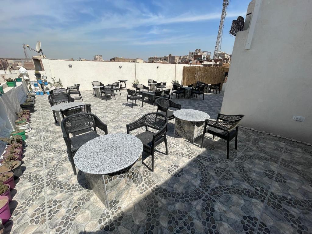 un patio con tavoli e sedie in un edificio di The 5 Inn - Pyramids a Il Cairo